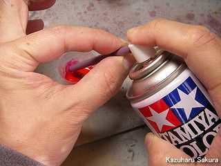 タミヤの缶スプレーから塗料を抜く